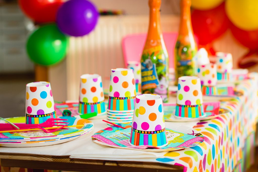 juego de decoración para fiesta de cumpleaños pancartas decoración de mesa de cumpleaños para niños JPYH 67 piezas vajilla para fiesta de cumpleaños servilletas platos tazas 